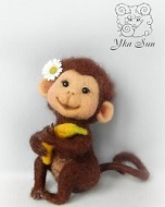 Валяная обезьянка Шоколадка с бананом